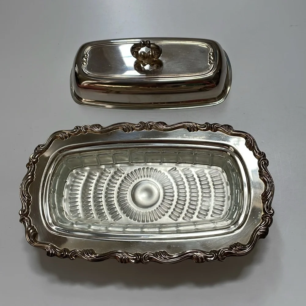 William A Rogers set of silver-plated gravy boat, butter‎ dish, & platter.